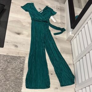 Almost Famous NWT Green ribbed V-Neck Jumpsuit with belt & wide legs.